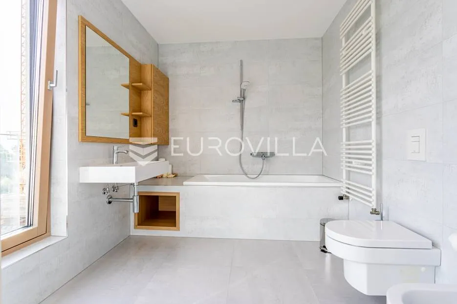 split, luksuzan i prostran stan u zgradi bel etage 160 m² - slika 19