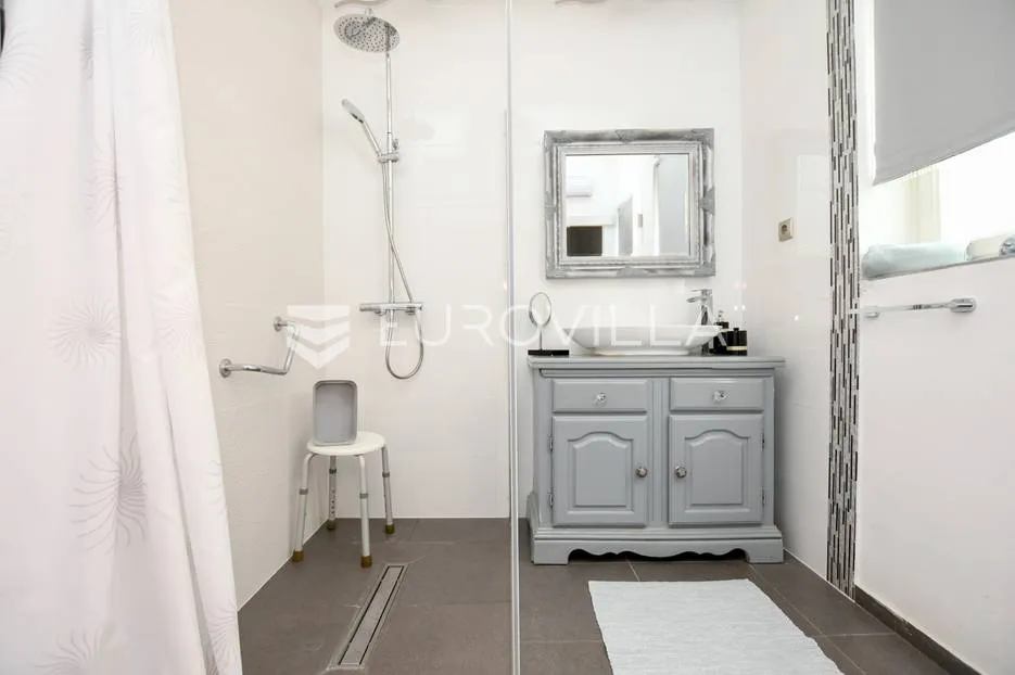 istra, umag, prekrasna kuća s bazenom prvi red do mora 430 m² - slika 21