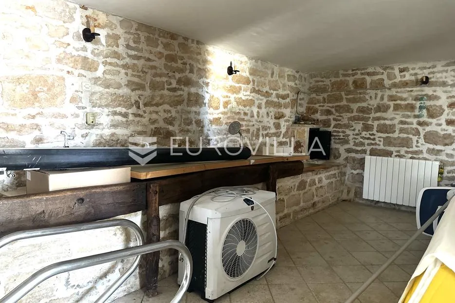 istra, višnjan, kamena vila s bazenom i očaravajućim pogledom na more - slika 21