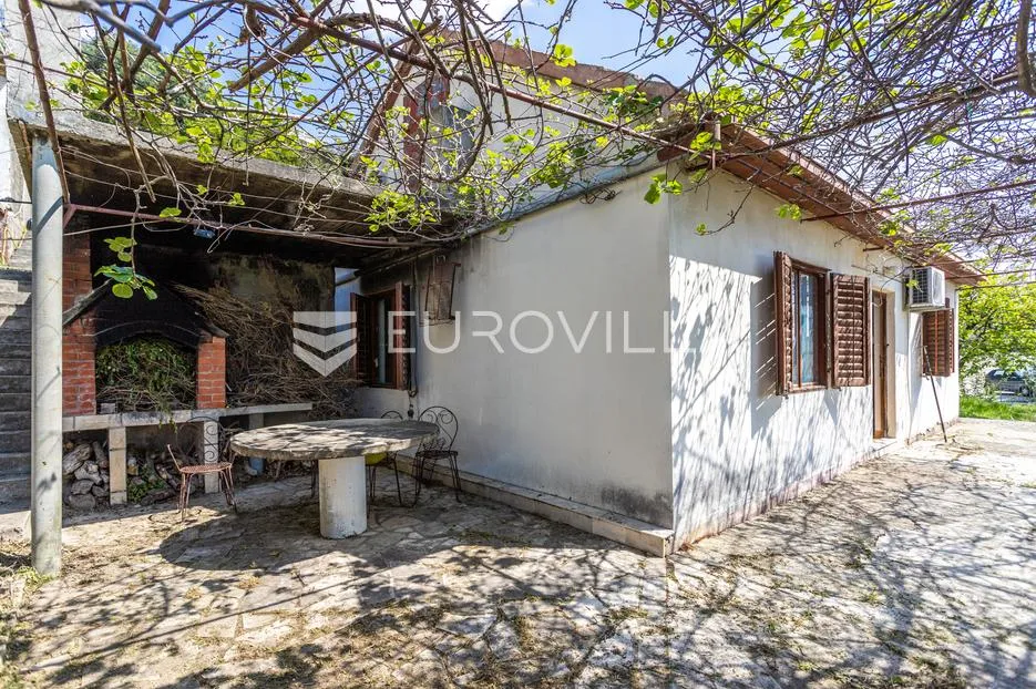 kaštel stari, samostojeća prizemnica površine 74 m², položena na zemljištu površine 1017 m² - slika 2