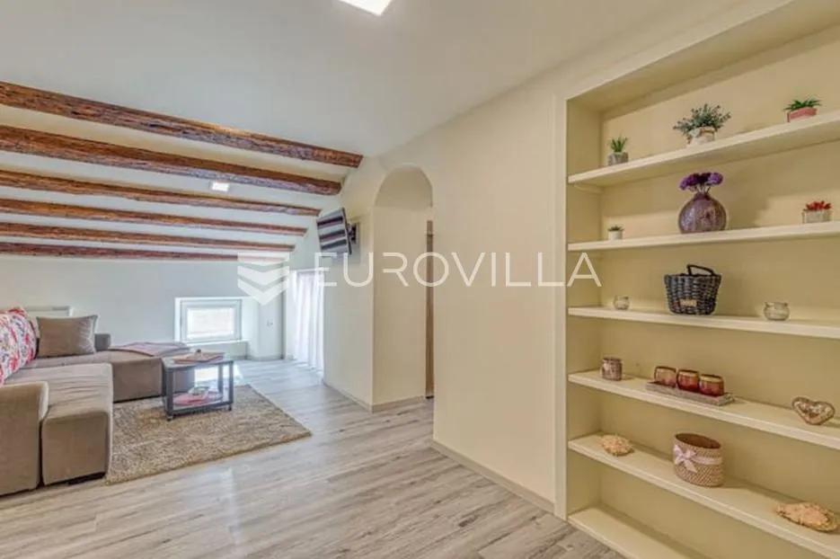 poreč, prekrasan stan prvi red do mora - slika 11