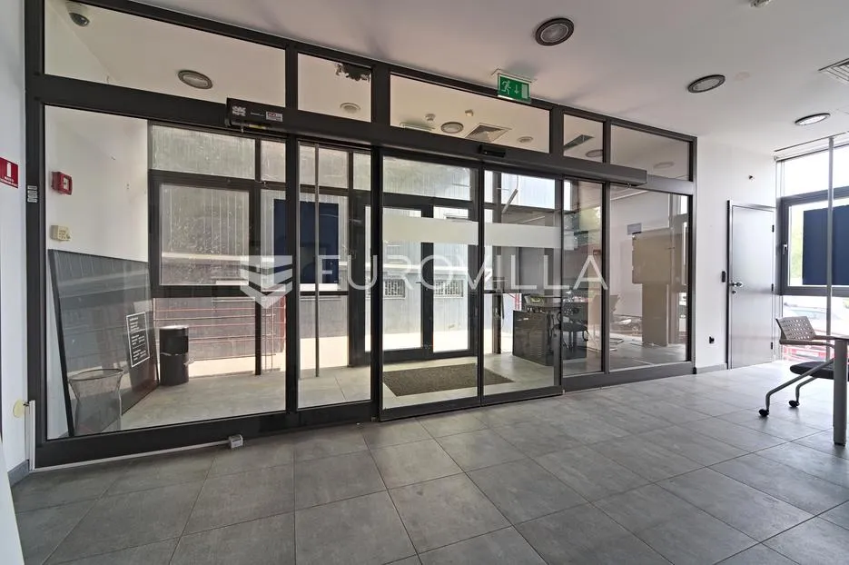 osijek, jug ii, prodaje se prizemni poslovni prostor površine 117 m² - slika 1