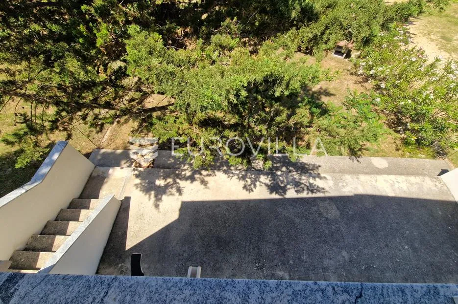 vir, samostojeća kuća s uređenim apartmanom i roh bau katom, 500 m od mora - slika 35
