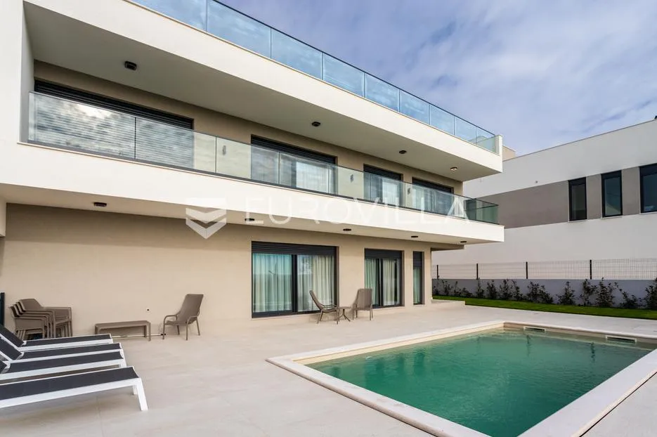 kaštel sućurac, novoizgrađena vila s bazenom i panoramskim pogledom na more - slika 25