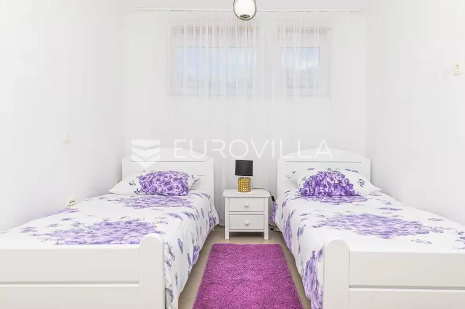 kaštel sućurac, predivna kuća s bazenom u prvom redu do mora - slika 29