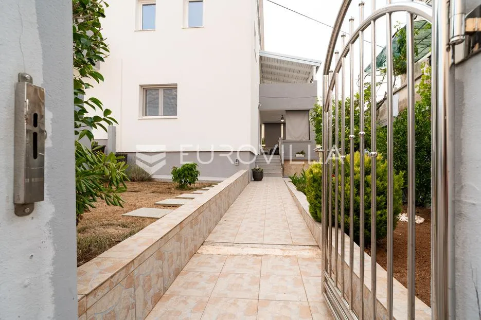 otok ugljan, preko, lijepa kuća s tri stana i pogledom na more - slika 81