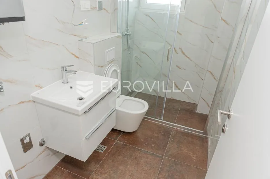 tribunj, novogradnja, stan u prizemlju s bazenom, 133,46 m² - slika 14