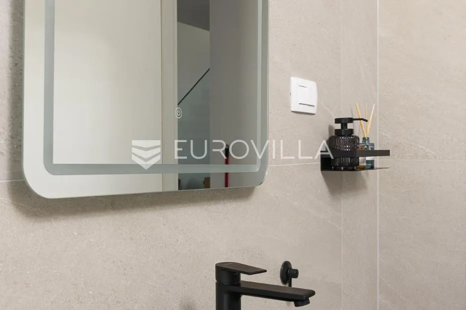 trogir, čiovo, luksuzan penthouse sa krovnom terasom i bazenom - slika 15