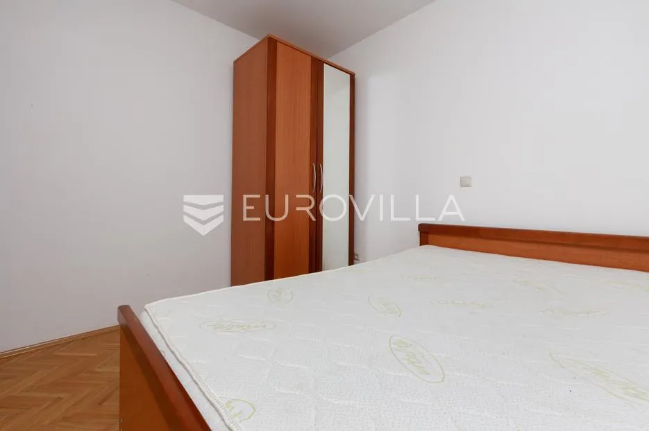 krk, uređen trosoban apartman, velika terasa s otvorenim pogledom - slika 11