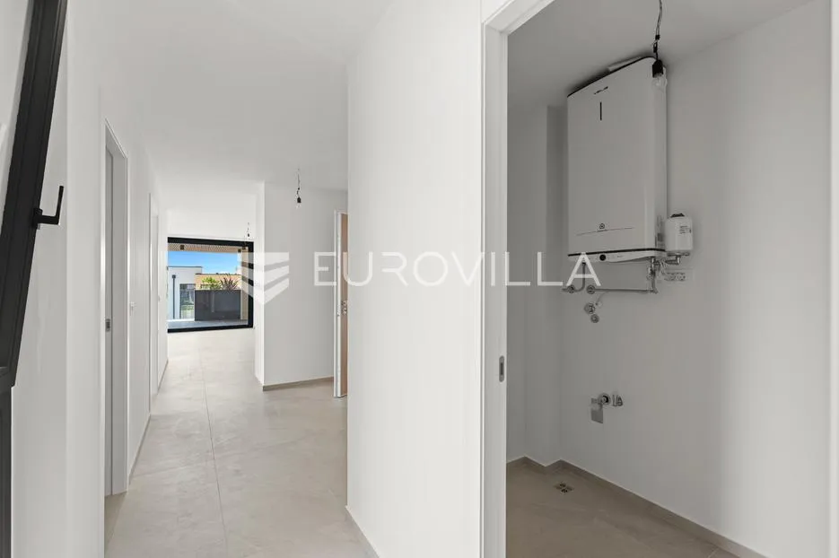 istra, novigrad, stan s 2 spavaće sobe s vrtom u prizemlju 115 m², parkirno mjesto - slika 7