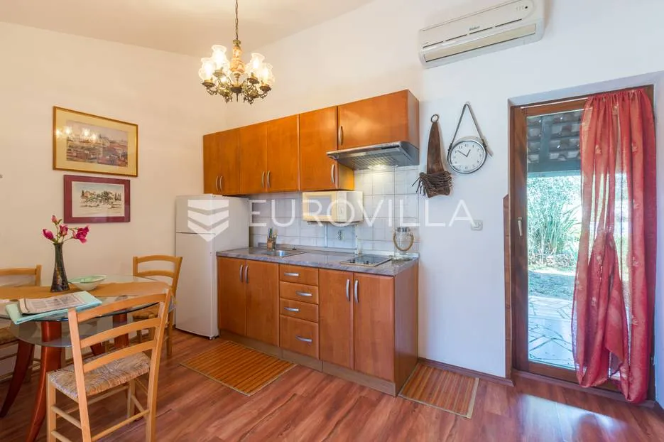 pula, veli vrh, vila s 4 odvojena apartmana, bazenom i velikom okućnicom - slika 62