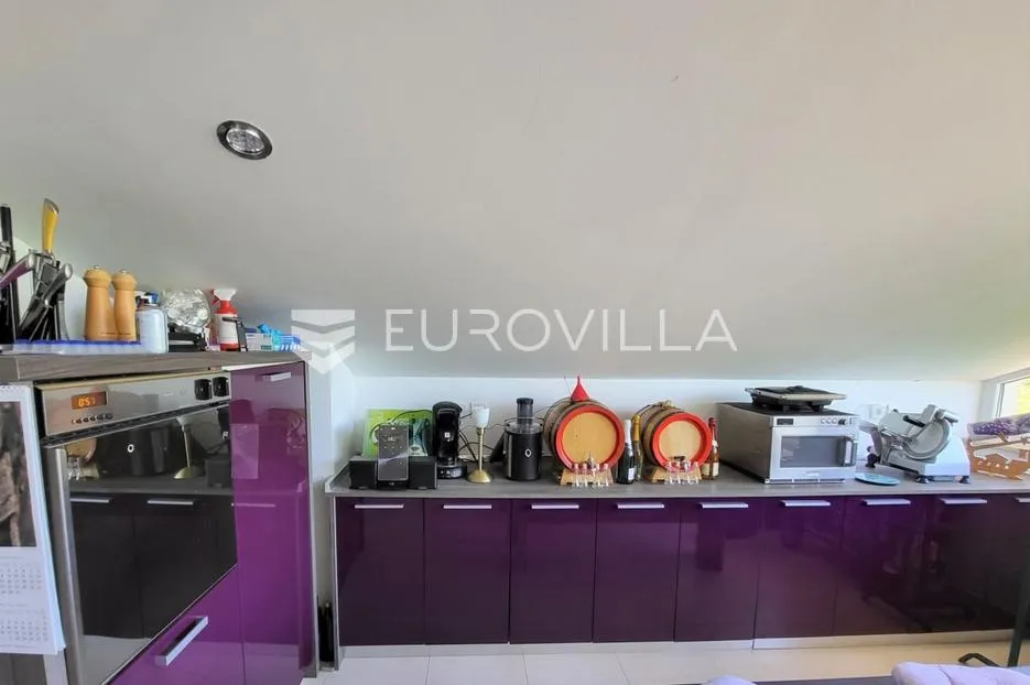 istra, okolica višnjana, apartmanska kuća 500 m² s bazenom i 4 stambene jedinice - slika 35