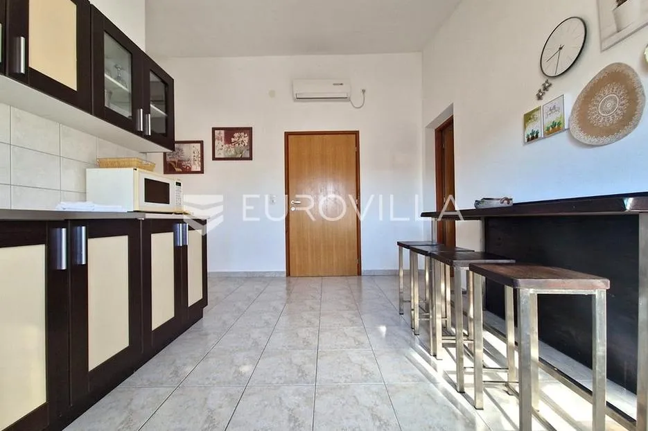 vir, dva apartmana na 1. katu s pogledom na more, 110m od plaže - slika 32