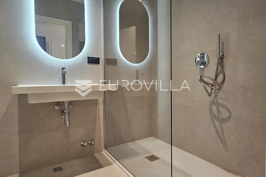 kaštel stari luksuzan stan 77 m² s velikom terasom i vrtom - slika 9