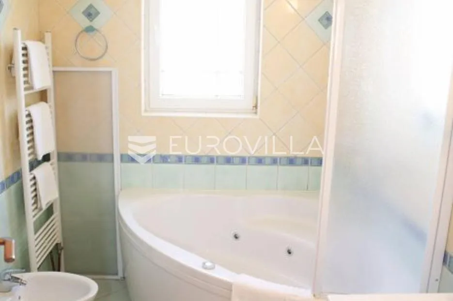 vodice, atraktivna vila 850 m² - slika 11