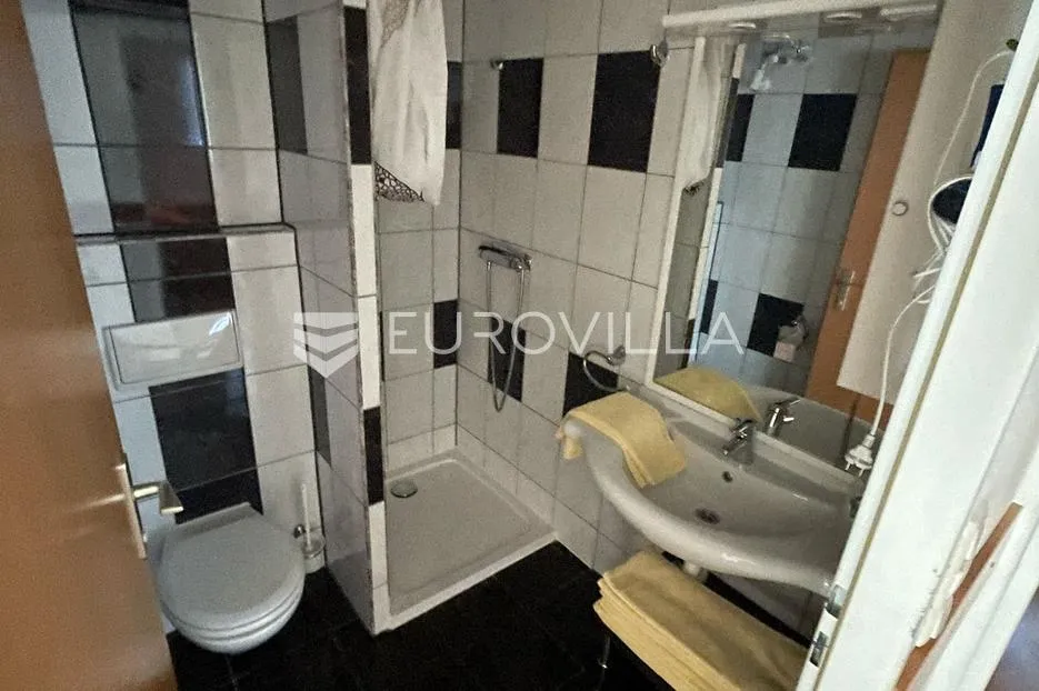 zadar, vrsi, lijepa kuća s apartmanima i vrtom - slika 12