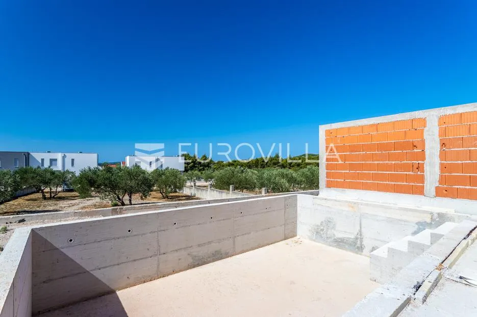 vodice, prostran stan s bazenom i dvorištem, 165,37 m² - slika 11