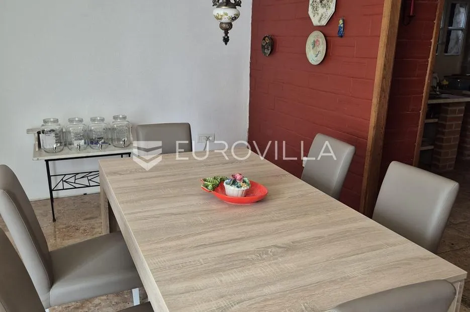 brač, milna, dvojna kamena kuća s uhodanim restoranom, prvi red do mora - slika 13