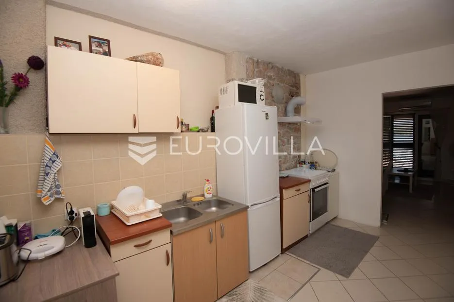 tisno, ekskluzivna apartmanska kuća prvi red do mora s panoramskim pogledom i brodicom - slika 11