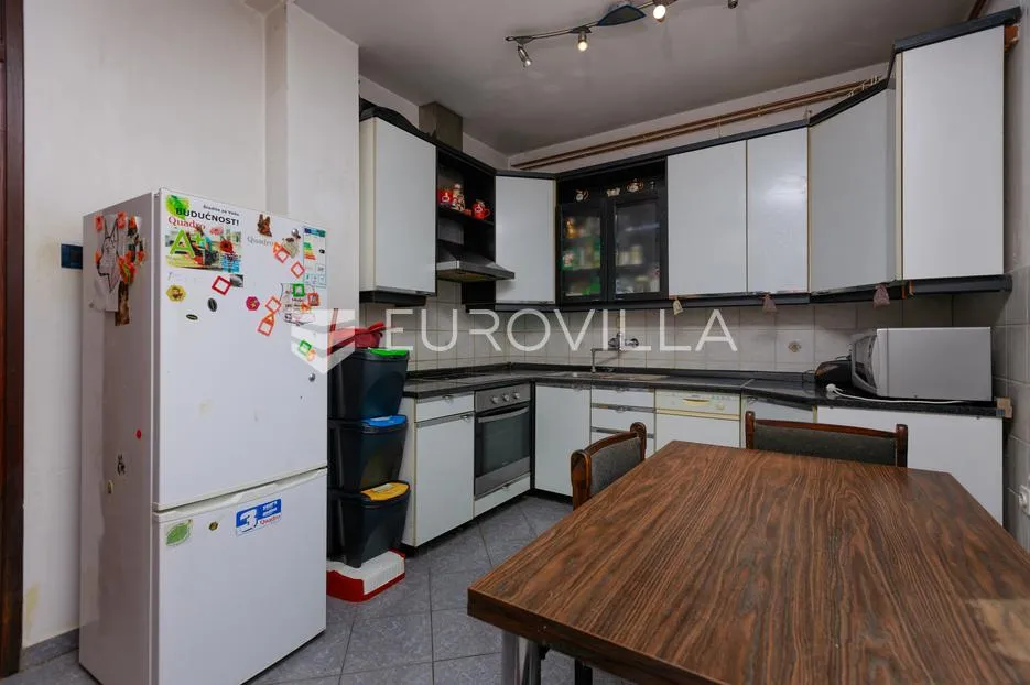 drenova, trosoban stan s dvije kupaonice, terasa i dio vrta, prizemlje obiteljske kuće, 72 m² - slika 3
