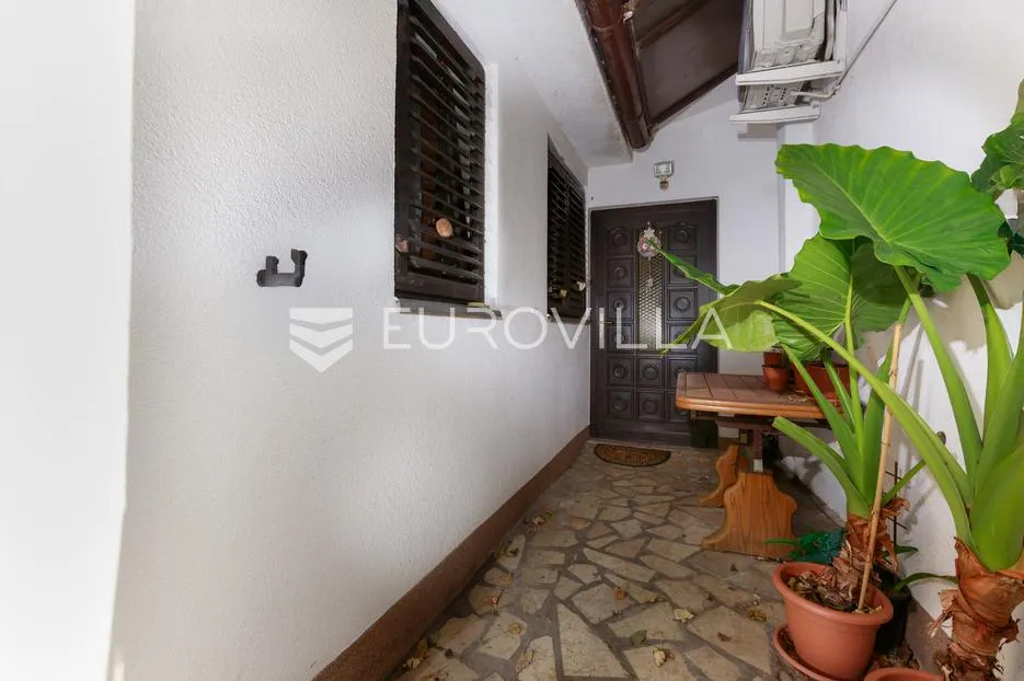 rijeka, zamet, dva uređena stana površine 95 m² s vrtom - slika 12