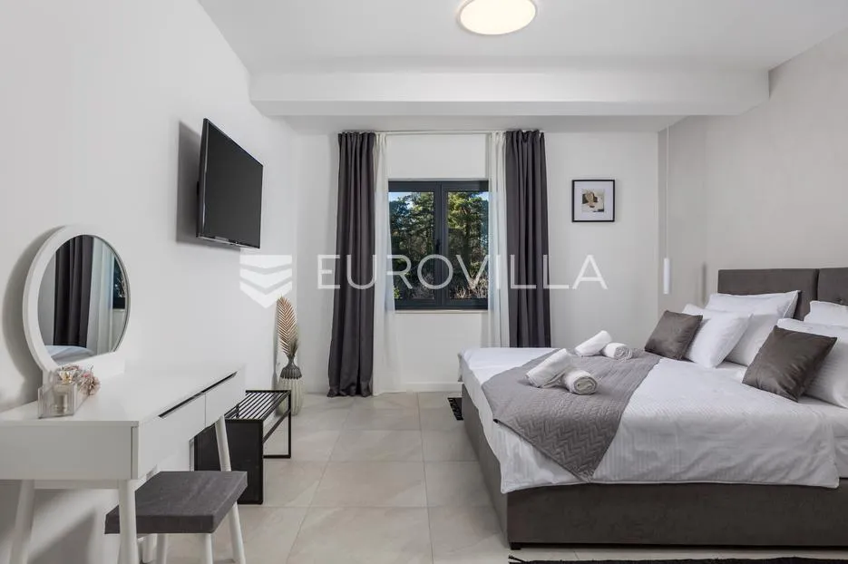 otok krk, malinska, luksuzna vila s dva apartmana u prvom redu do mora - slika 14