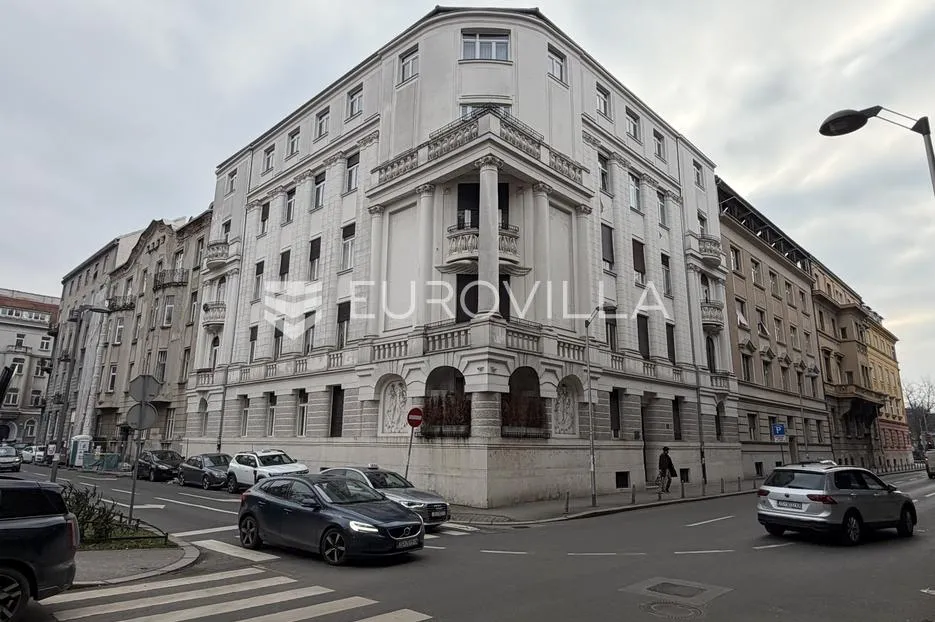 Svačićev Trg, reprezentativan četverosoban stan, piano nobile, za adaptaciju - Donji grad