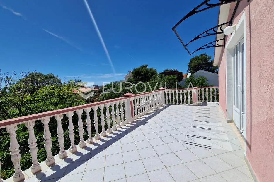 vir, samostojeća kuća s dva apartmana, pogledom na more i velikom okućnicom - slika 27