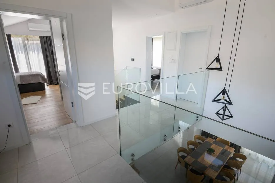 šibenik, prekrasna villa s bazenom i košarkaškim igralištem - slika 40