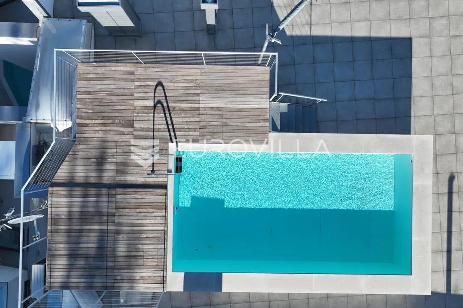 Opatija, centar, atraktivan trosoban stan u novogradnji s pogledom na more NKP 105 m2