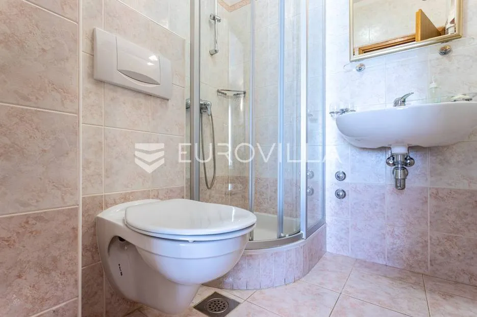 brač, prekrasna vila s velikom okućnicom 20 m od mora - slika 33