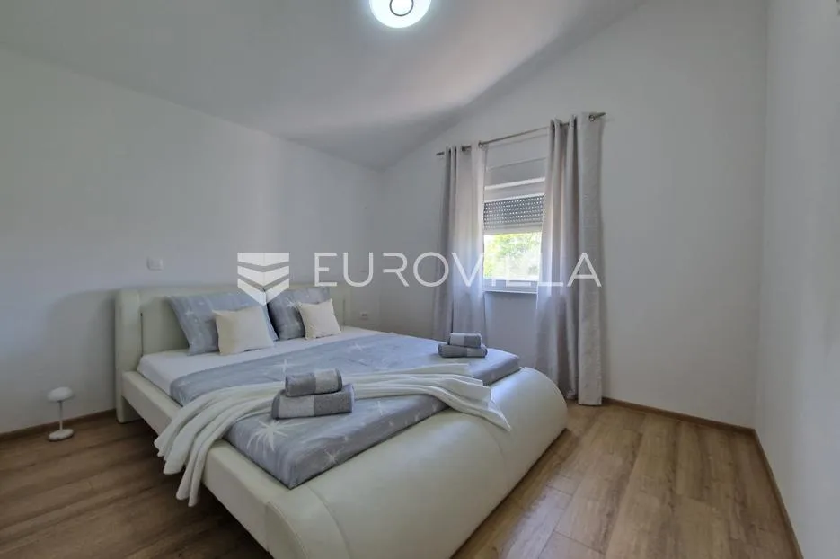 vir, elegantan trosoban apartman u centru vira, 600 m od plaže - slika 13