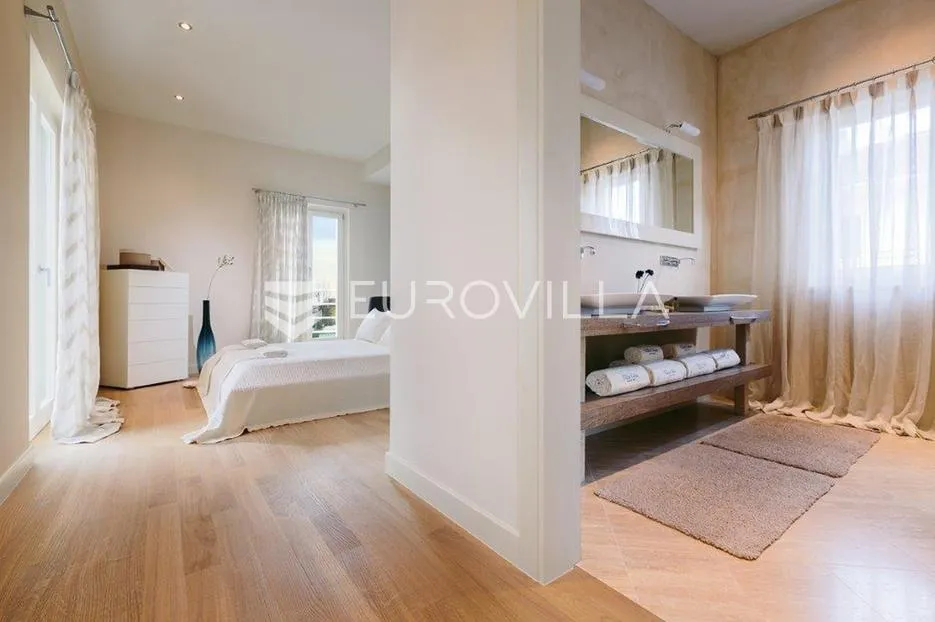 istra, vabriga: luksuzna nova vila s bazenom, pogledom na more i smart home sustavom - slika 14