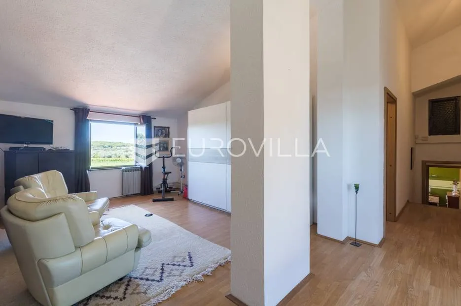 pula, veli vrh, vila s 4 odvojena apartmana, bazenom i velikom okućnicom - slika 26
