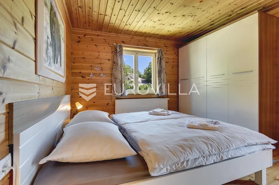 mrkopalj, prekrasna drvena kuća 150 m2 u srcu gorskog kotara - slika 19
