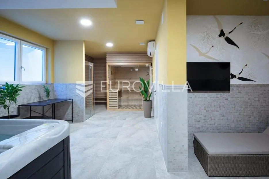 medulin, prekrasna villa od 350 m2, svega 6 m od mora s očaravajućim pogledom - slika 13