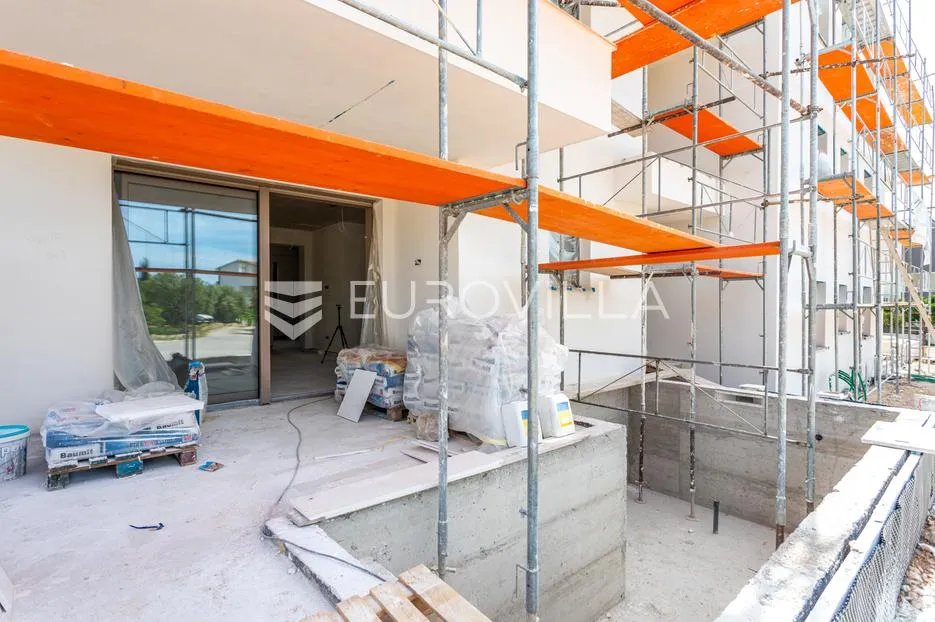vodice, moderna novogradnja, stan s bazenom i privatnim vrtom, 300 m od mora, pr1 - slika 7