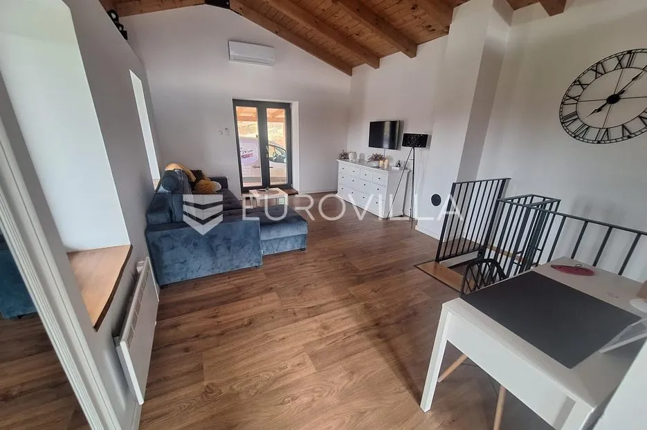 Karlovac, Mala Švarča, kuća 145 m², novouređena, velika parcela, mirna lokacija