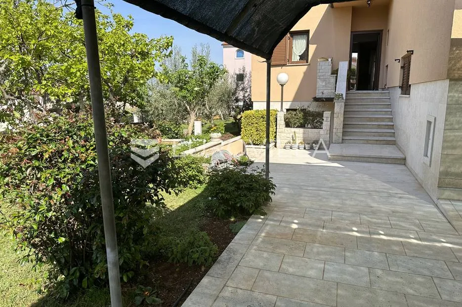 štinjan, prekrasna kuća u nizu s vrtom i pogledom more 300 m² - slika 4
