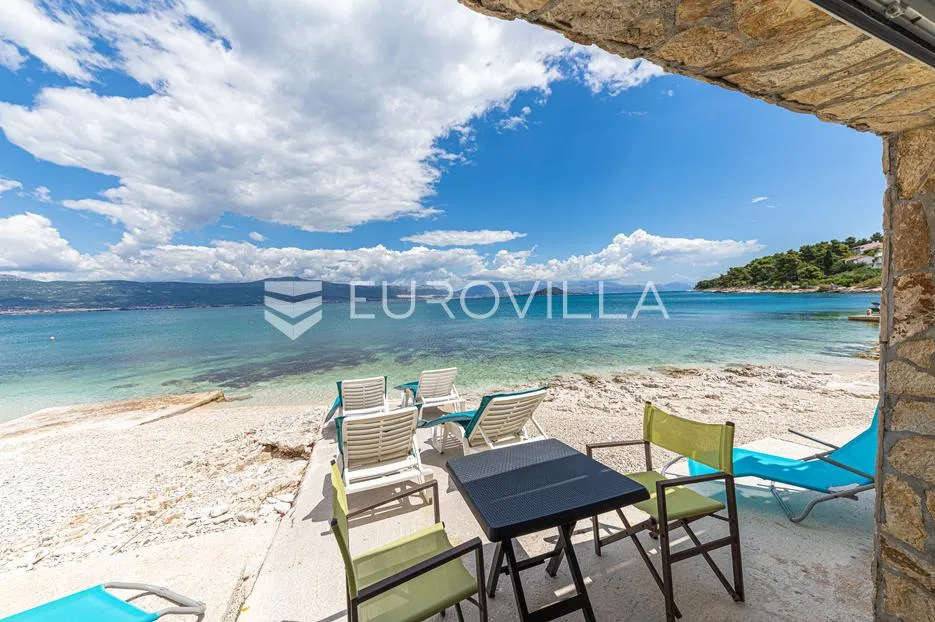 otok čiovo - prekrasna vila direktno na plaži - slika 12
