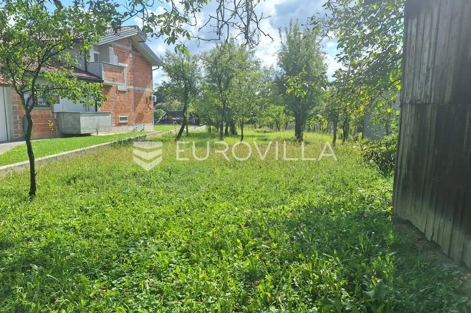 Karlovac, Švarča, građevinsko zemljše 1612 m² na mirnoj lokaciji
