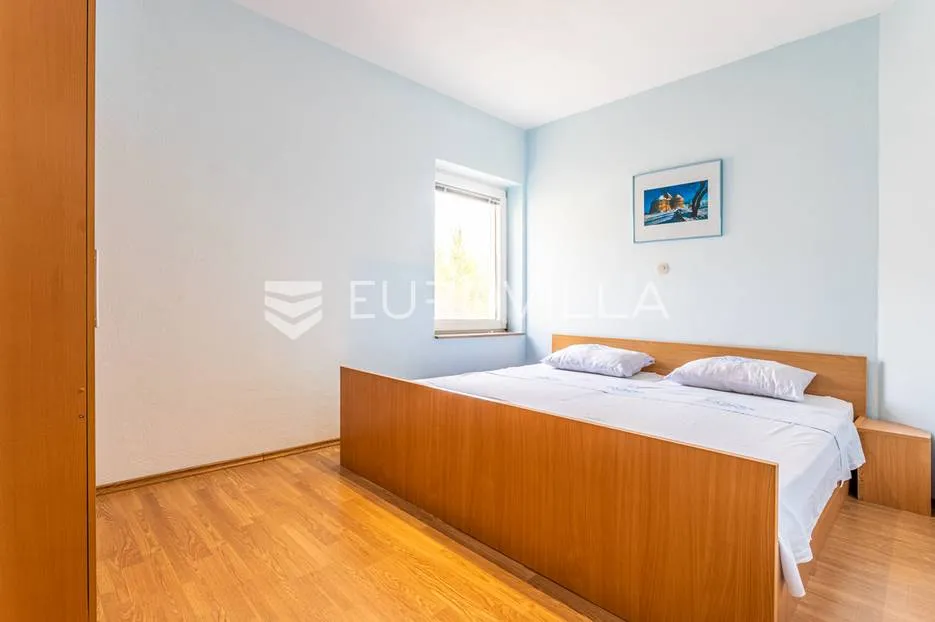 omiška rivijera- lokva rogoznica, apartmanska kuća s 8 stanova, udaljena 300 m od mora. - slika 8
