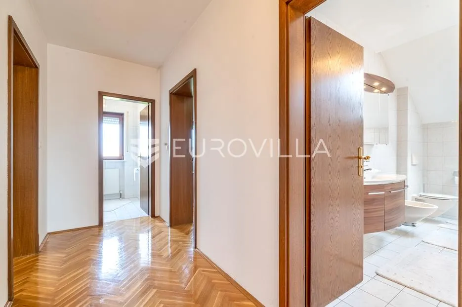 zagreb, sesvetski kraljevec, kvalitetna kuća s dva stana i garažom 390 m2 - slika 14