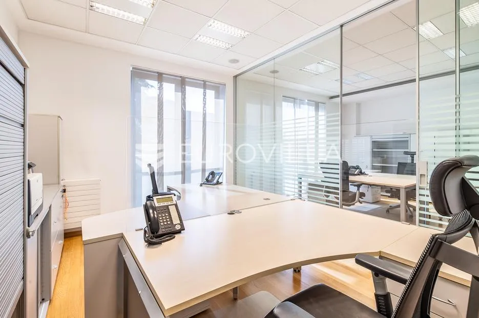 zagreb, radnička, uredski poslovni prostor s dva garažna parkirna mjesta, 55 m² - slika 3