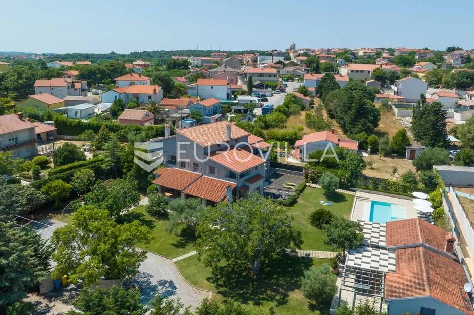 ližnjan: vila s bazenom na prostranoj okućnici - slika 26