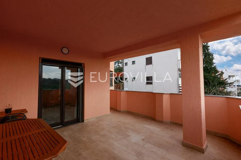 krk, uređen trosoban apartman blizu mora, terasa s pogledom - slika 11