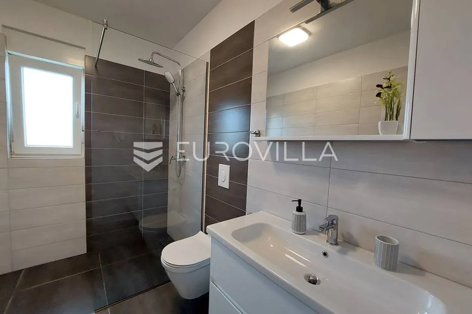 šišan, moderna villa s bazenom na mirnoj lokaciji - slika 36