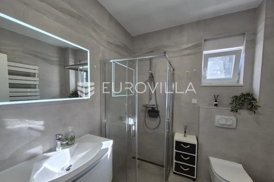 vir, prizemni apartman s 2 spavaće sobe, 40 m od mora, top lokacija - slika 19