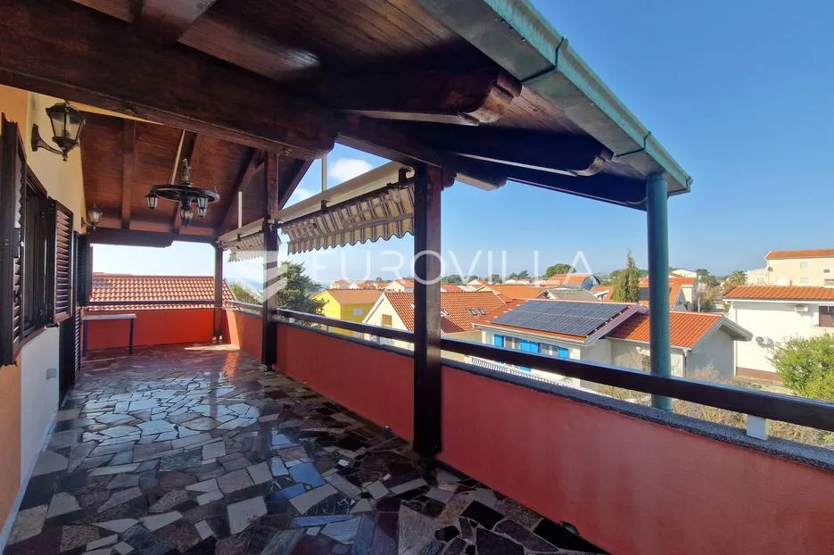vir, 120 m od plaže, trosobni renovirani apartman s pogledom na more - slika 4