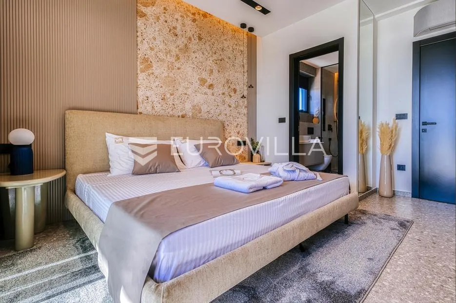 zadar, luksuzna vila s bazenom, savršen spoj elegancije i komfora - slika 35